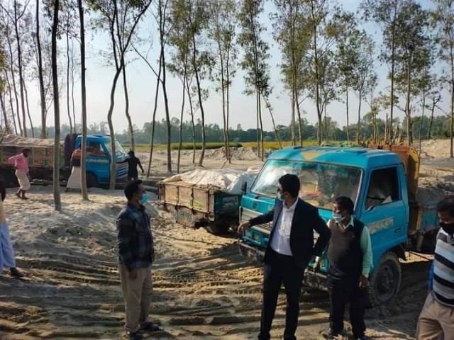 সিরাজগঞ্জে অবৈধ ভাবে বালু উত্তোলনের দায়ে ৯০ হাজার টাকা অর্থদন্ড করলেন এসিল্যান্ড