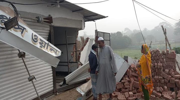    দুই পথচারীকে চাপা দিয়ে পিকআপভ্যান ঢুকে গেল দোকানে