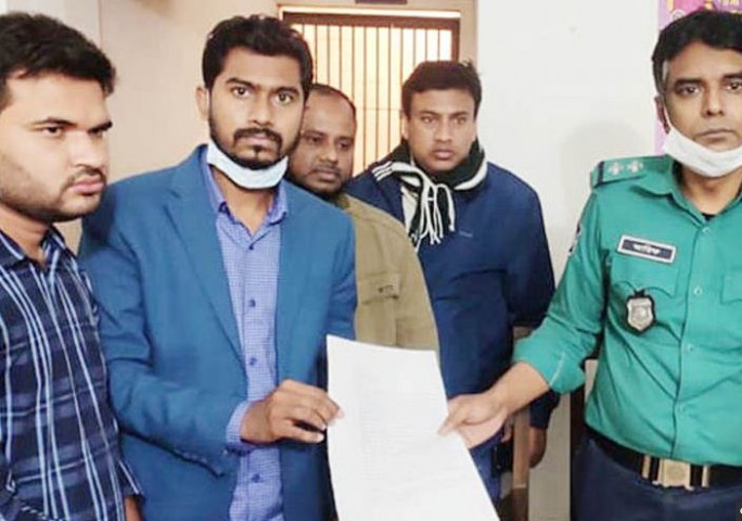 নুরকে হত্যাচেষ্টা, কৌশলে প্রাণে বেঁচে গিয়ে থানায়