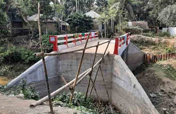 সেতুতে উঠতে বাঁশের সাঁকো!