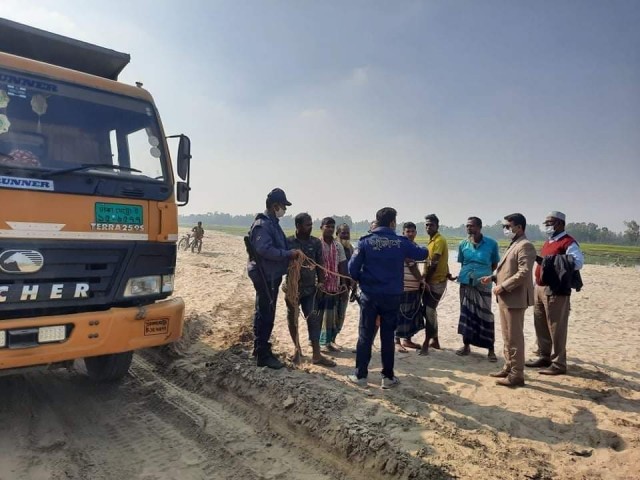 সিরাজগঞ্জ উল্লাপাড়ায় অবৈধভাবে বালু উত্তোলনের দায়ে কারাদণ্ড ও লক্ষাধিক টাকা জরিমানা
