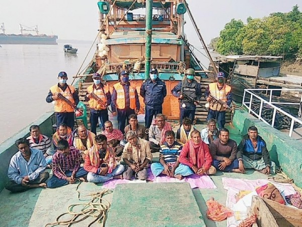 সমুদ্রসীমা লংঘন করে মাছ শিকারের অভিযোগে ফিসিং ট্রলার সহ ১৬ ভারতীয় জেলে আটক