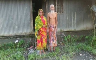 লুঙ্গির অভাবে বৌয়ের ওড়না পরেন স্বামী