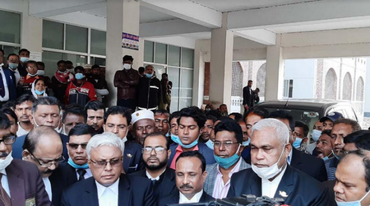 শেখ হাসিনার গাড়িবহরে হামলার মামলা : ৩ আসামির বিরুদ্ধে গ্রেপ্তারি পরোয়ান