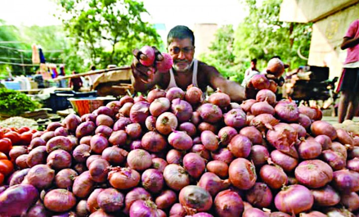 পেঁয়াজ এখন গলার কাঁটা
