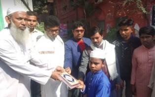 নতুন বছরে এতিম হাফেজ বাচ্চাদের হাতে কোরআন বিতরণ