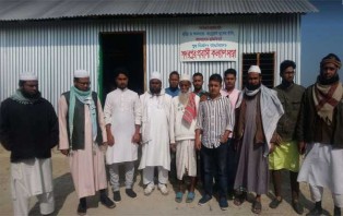 গৃহহীন মান্নান শিকদারের পাশে সদরপুর প্রবাসি কল্যাণ সংস্থা