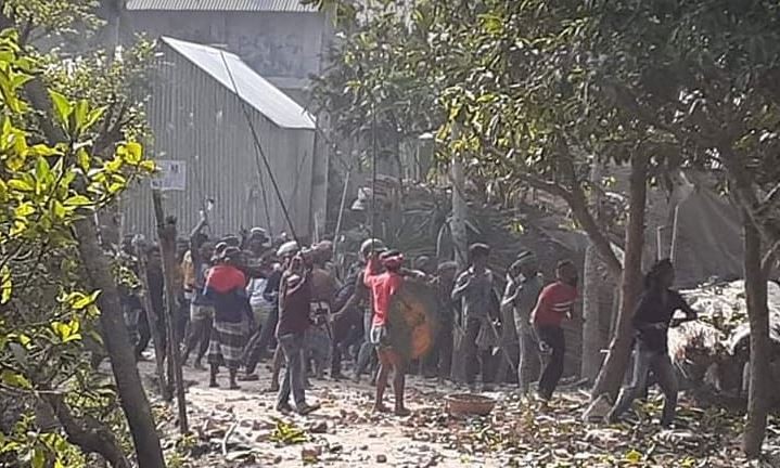 সালথায় গ্রাম দু-দলের সংঘর্ষে পুলিশসহ আহত অর্ধশাতাধিক, বাড়িঘর ভাঙচুর 