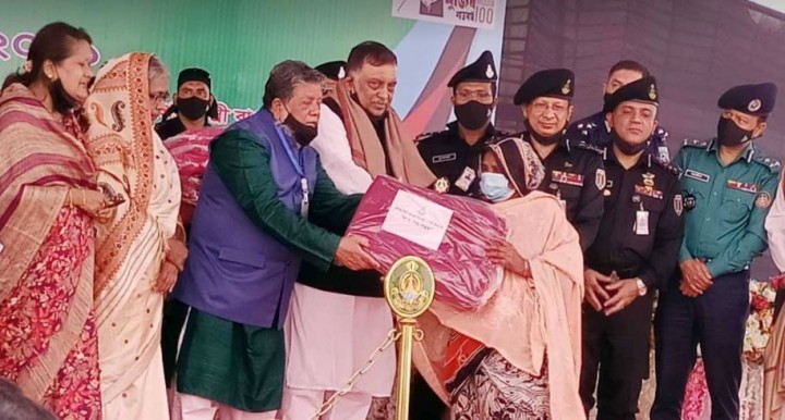 গাইবান্ধার চরাঞ্চলে স্বরাষ্ট্রমন্ত্রীর শীতবস্ত্র বিতরণ