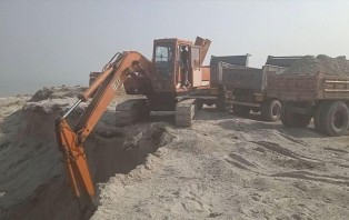 সদরপুরে পদ্মা-আড়িয়াল খাঁ নদে চলছে অবৈধ ভাবে বালু উত্তোলের মহা উৎসব