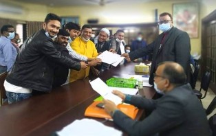 নগরকান্দা পৌর নির্বাচনে আ’লীগের মনোনয়ন ফরম সংগ্রহ করলেন আজাদ হোসেন