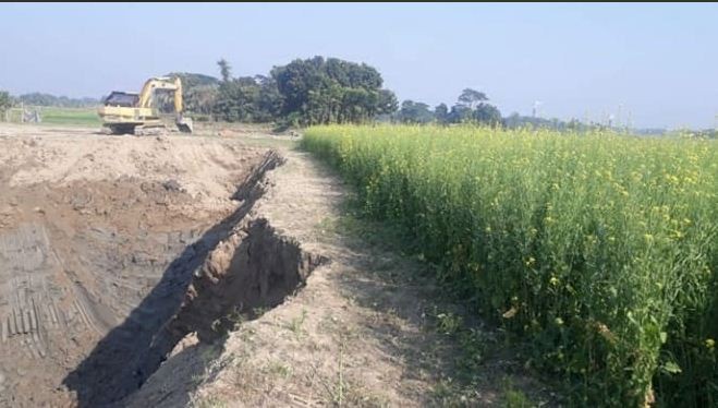 ফসলি জমি থেকে মাটি কাটায় মাদারীপুরে দুই ইটভাটা মালিককে জরিমানা