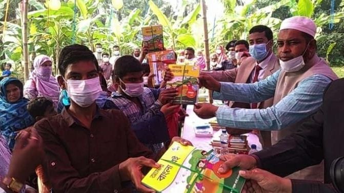 প্রতিবন্ধী স্কুল শিক্ষার্থীরা পেল নতুন বই, হুইল চেয়ার ও শীতবস্ত্র