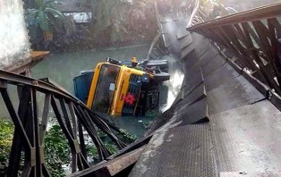 রাঙ্গামাটিতে বেইলি ব্রিজ ভেঙে পাথরবোঝাই ট্রাক খালে, নিহত ৩