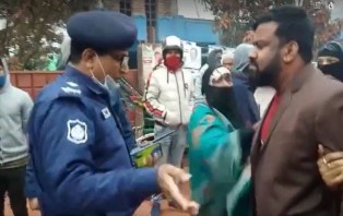 পাবনায় ভোটকেন্দ্র থেকে বিএনপির মেয়র প্রার্থীকে বের করার অভিযোগ