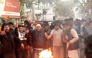 সদরপুরে মেয়র কাদের মির্জার বিরুদ্ধে বিক্ষোভ মিছিল