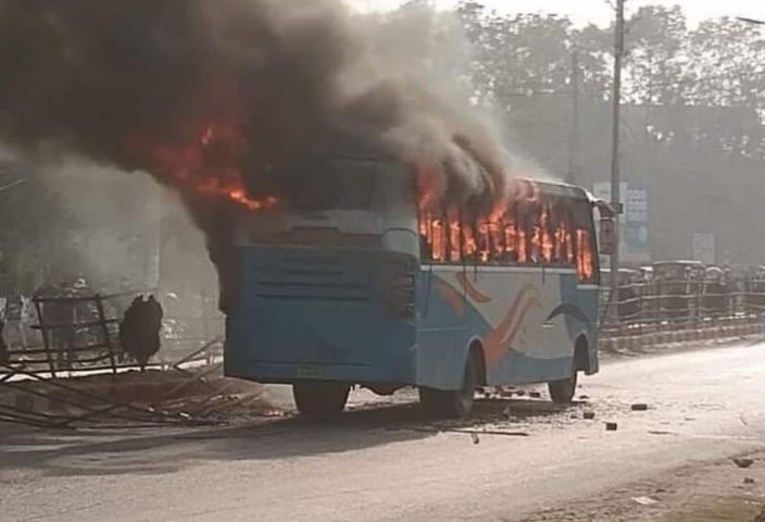 মাদারীপুরে রং লেনে বাস চাপায় পথচারী নিহতের ঘটনায় বাসে অগ্নিসংযোগ