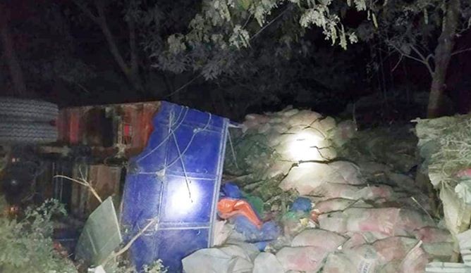 নিয়ন্ত্রণ হারিয়ে ট্রাক বসতঘরে, বাবা-মেয়ে নিহত