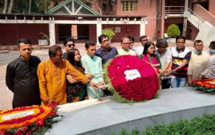 টুঙ্গিপাড়ায় জাতির পিতার সমাধিতে ডিইউজের শ্রদ্ধা, স্মারক সভা