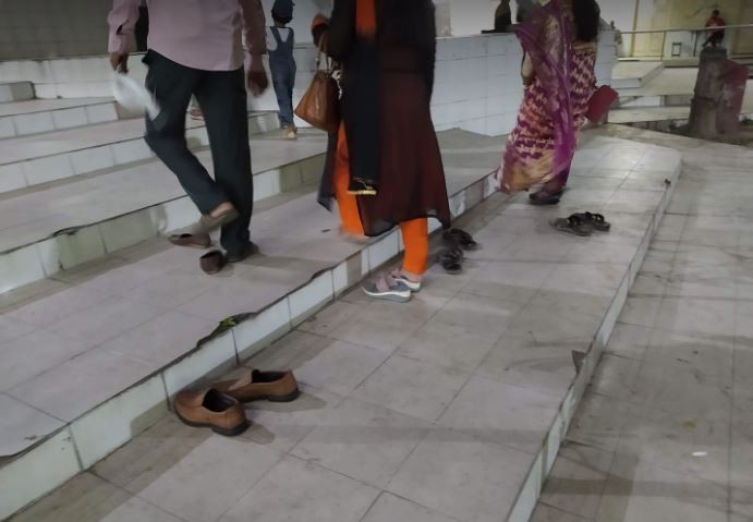 জুতা পায়ে শহীদ মিনারে উঠায় ভাষাশহীদ রফিক স্মৃতি পরিষদের নিন্দা