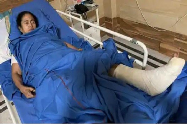 মমতাকে থাকতে হবে ৪৮ ঘণ্টার পর্যবেক্ষণে, বাম পায়ের চোট গুরুতর