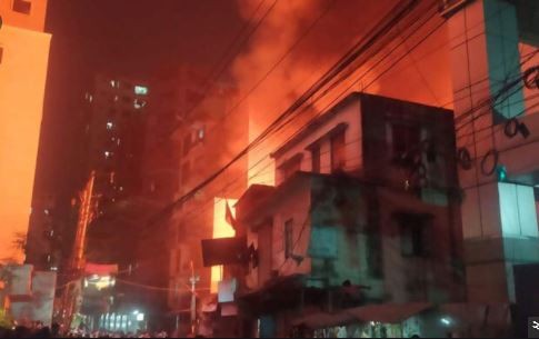রাজধানীর কাঁঠালবাগান বস্তিতে আগুন, নিয়ন্ত্রণে কাজ করছে ৬টি ইউনিট