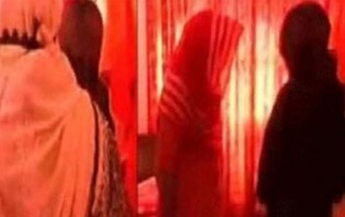 পরকীয়া দেখে ফেলায় শাশুড়িকে গলাকেটে হত্যা, প্রেমিক-প্রেমিকা গ্রেপ্তার