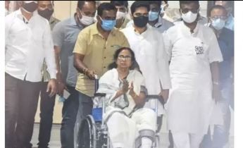 হাসপাতাল থেকে হুইলচেয়ারে করে বাড়ি ফিরলেন মমতা