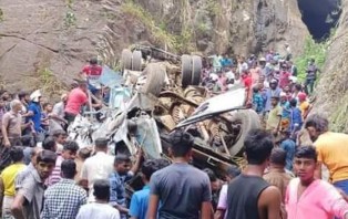 শ্রীলঙ্কায় নিয়ন্ত্রণ হারিয়ে গিরিখাতে বাস, নিহত ১৪