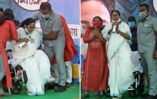 হুইলচেয়ার ছেড়ে উঠে দাঁড়ালেন মমতা 