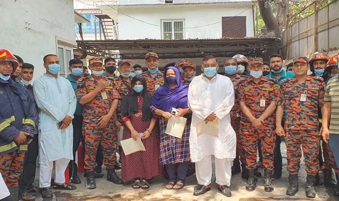 সপরিবারে আগুন নেভানোর প্রশিক্ষণ নিলেন স্বরাষ্ট্রমন্ত্রী