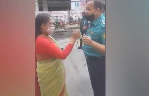 এবার নারী আইনজীবী-পুলিশের বাকবিতণ্ডা, ভিডিও ভাইরাল