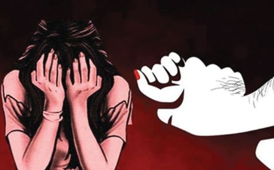 হত্যার ভয় দেখিয়ে জোর করে নিজের মেয়েকে ধর্ষণ! 