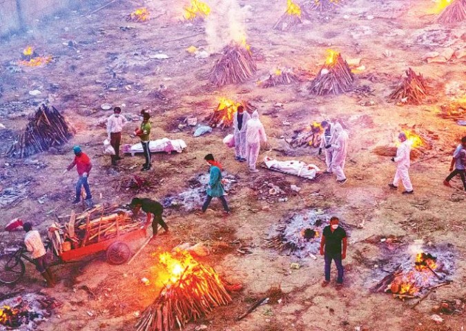 দিল্লির শ্মশানে এবার ফুরিয়েছে কাঠ, লাশের সারি নিয়ে চরম উদ্বেগ