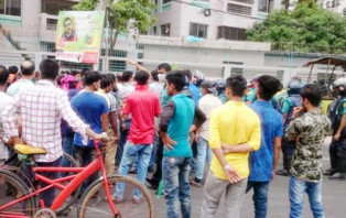 ঈদে ছুটি বাড়াতে রাস্তায় গার্মেন্টস শ্রমিকরা