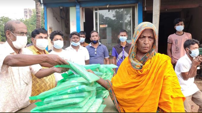 অসহায় ও দুস্তদের মাঝে ঈদ উপহার বিতরণ 