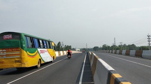 ব্যস্ত সড়ক এখন ফাঁকা!