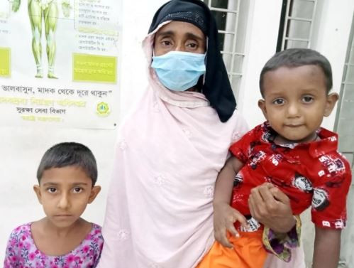 অবুঝ দুই শিশুকে কোলে নিয়ে থানায় অসহায় মর্জিনা
