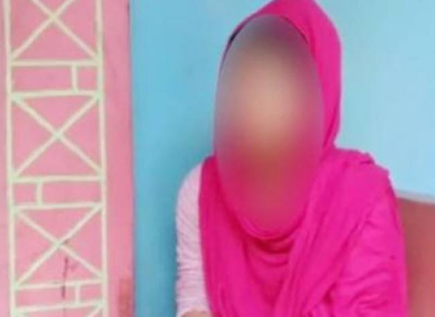 বিয়ের দাবিতে প্রেমিকের বাড়িতে স্কুলছাত্রীর অনশন