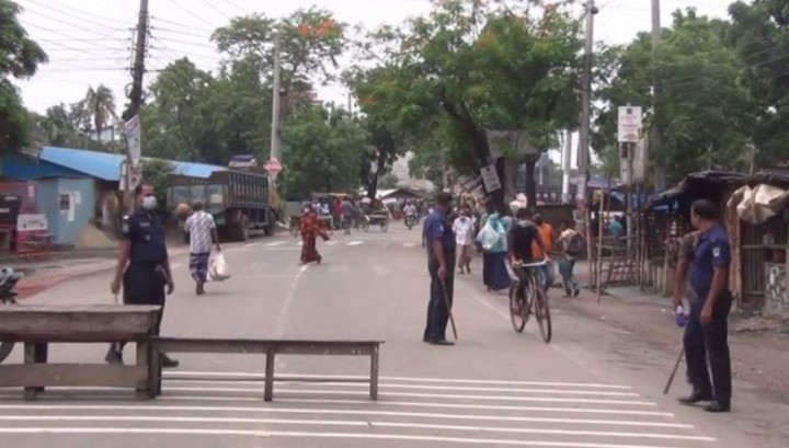 সাতক্ষীরায় চলছে লকডাউন, সড়কে পুলিশ