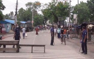 সাতক্ষীরায় চলছে লকডাউন, সড়কে পুলিশ
