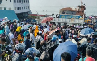 শিমুলিয়া-বাংলাবাজার ঘাটে যাত্রীদের উপচে পড়া ভিড়