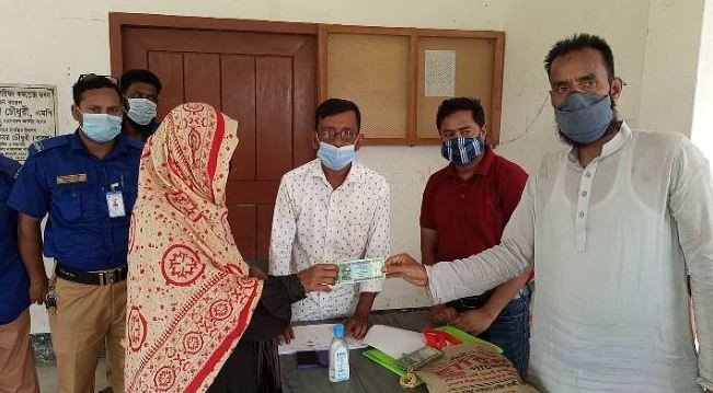 সালথায় দুস্থ্যদের মাঝে প্রধানমন্ত্রীর  উপহার  নগদ অর্থ বিতরণ