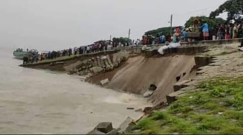 হুমকির মুখে সিরাজগঞ্জ শহর রক্ষাবাঁধে ধসে গেছে কিছু অংশ  