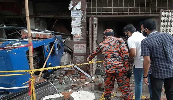 মগবাজারে বিস্ফোরণের ঘটনাস্থল থেকে গ্যাস বের হচ্ছে