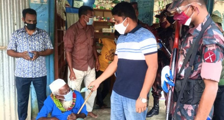 সালথায় অভিযানের সময় ৭জন অসহায় ব্যবসায়ীকে টাকা দিলেন ইউএনও 