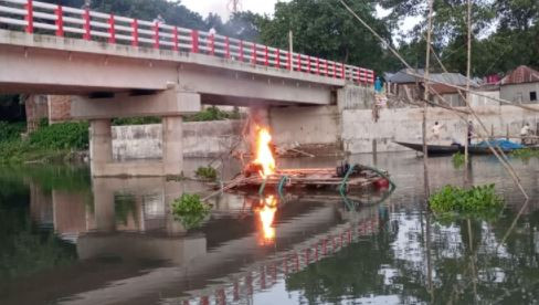 সালথায় নদীতে অবৈধভাবে বালু উত্তোলন করায় ড্রেজার মেশিন ধ্বংস
