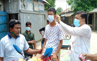 সালথা উপজেলা পরিষদের চেয়াম্যানের সাবান ও মাস্ক বিতরণ