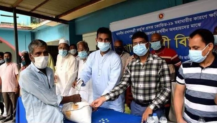 বেলকুচিতে মহামারী করোনায় ক্ষতিগ্রস্থ কর্মহীন ও অসহায়দের মাঝে খাদ্যসামগ্রী বিতরণ