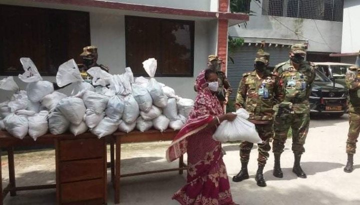 সিরাজগঞ্জে ৫০ অসহায় সেনাবাহিনীর  খাদ্যে সহয়তা